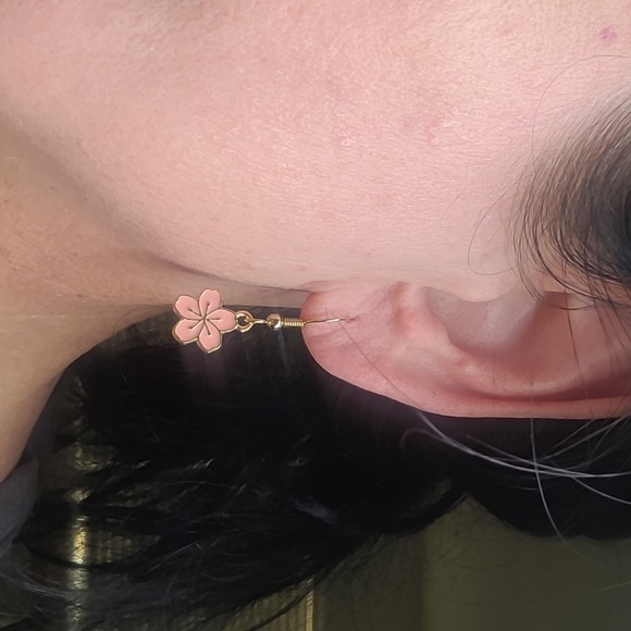 Plumeria Earrings Gold Tone Pink Enamel Brand New Gift Adorable Lightweight Cute - Picture 3 of 3